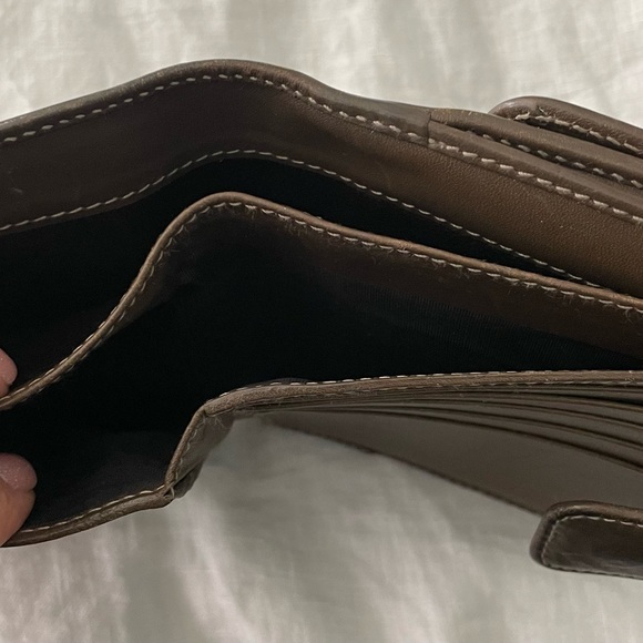 GUCCI “RARE” olive suede signature wallet. Bought in Rome. Have box and booklet - Picture 6 of 6